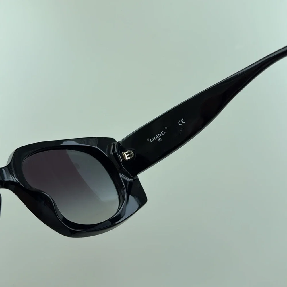 CHANEL Elegant Black Sunglasses
